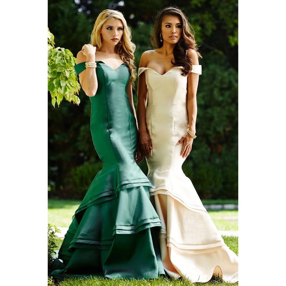 NWT! Jovani Off the shoulder Wedding gown